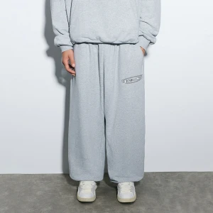 Szare spodnie dresowe super baggy fit z nadrukiem House