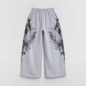 Szare spodnie dresowe wide leg z gothic nadrukiem House