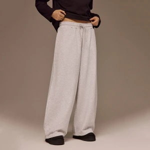 Szare spodnie dresowe wide leg z napisem Delusional z tyłu House