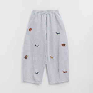 Szare spodnie dresowe z haftem piesków House