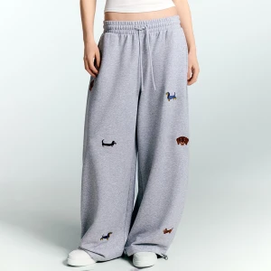 Szare spodnie dresowe z haftem piesków House