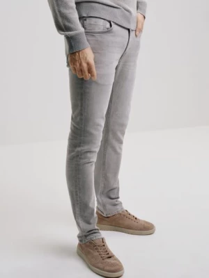 Szare spodnie jeansowe męskie OCHNIK