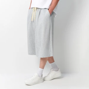 Szare szorty na gumce z białymi troczkami House