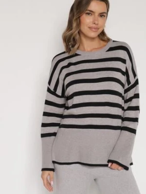 Szaro-Czarny Sweter o Kroju Oversize z Motywem Pasków Irtusa