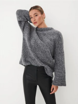 Szary sweter oversize