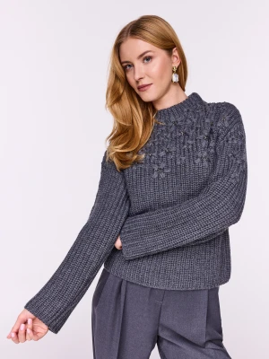 Szary sweter z wełną z ozdobnymi kwiatami TARANKO