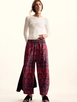 Szerokie spodnie zaprojektowane przez Mr. Christian Lacroix Desigual