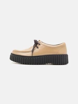 Sznurowane obuwie sportowe Clarks