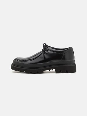 Sznurowane obuwie sportowe Clarks