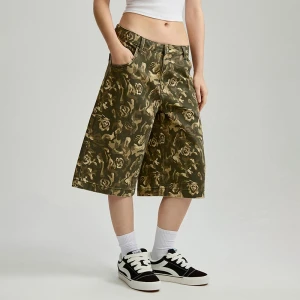Szorty bermudy we wzór camo z motywem róż House brązowy