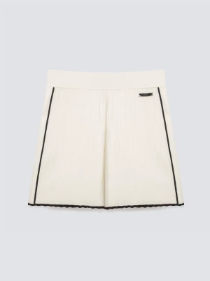 Szorty damskie z wiskozy z kontrastowym wykoŅczeniem białe Mickas 100 BIG STAR
