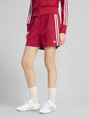 Szorty dresowe o kroju loose fit z naszywką z logo model 'FIREBIRD' adidas Originals Czerwony