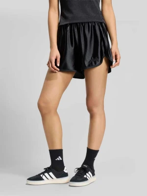Szorty dresowe o kroju loose fit z paskami w kontrastowym kolorze adidas Sportswear