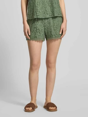 Szorty dresowe o kroju regular fit z koronki model 'HONEY' Vero Moda Trzcinowy