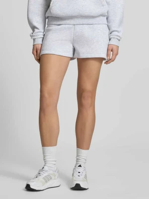 Szorty dresowe o kroju regular fit z obszyciem koronką REVIEW