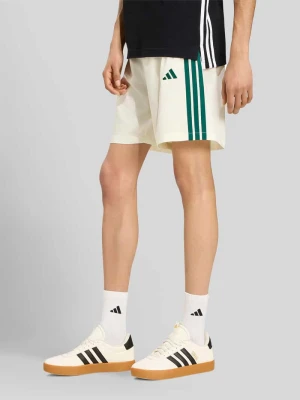 Szorty dresowe o kroju regular fit z rozcięciem z boku Adidas Złamany biały