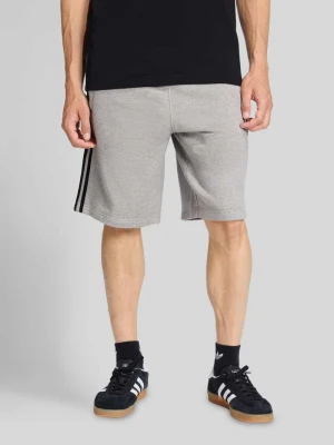 Szorty dresowe o kroju regular fit z wyhaftowanym logo adidas Originals