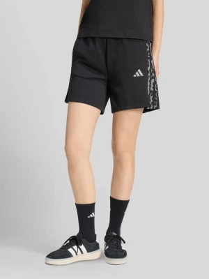 Szorty dresowe o kroju relaxed fit z mieszanki bawełny z nadrukiem z logo Adidas Czarny
