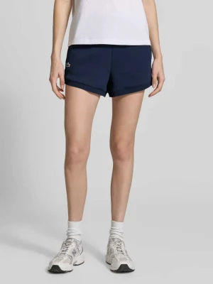 Szorty dresowe w kroju regular fit z aplikacją z logo Lacoste Sport
