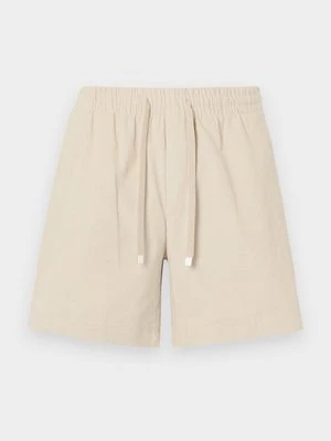 Szorty Essential Collective