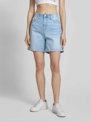 Szorty jeansowe o kroju mom fit z 5 kieszeniami i detalem z logo Calvin Klein Jeans