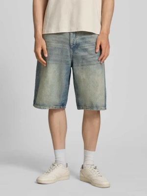 Szorty jeansowe z efektem znoszenia z wpuszczanymi kieszeniami REVIEW