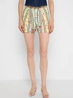 Szorty Never Fully Dressed