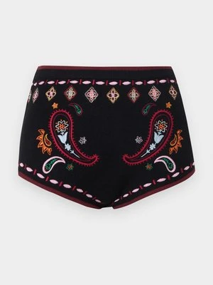 Szorty Never Fully Dressed