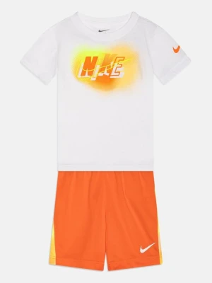Szorty Nike pomarańczowy