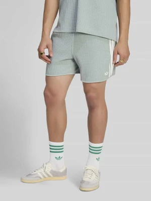 Szorty dresowe o kroju loose fit z dodatkiem bawełny adidas Originals Trzcinowy