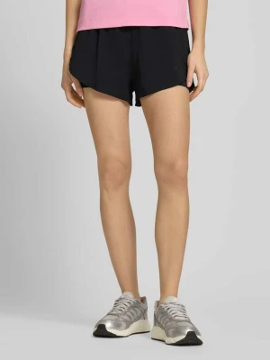 Szorty o kroju regular fit z kieszeniami zapinanymi na zamek błyskawiczny adidas Sportswear