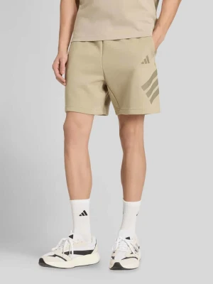 Szorty o kroju regular fit z nadrukiem z logo adidas Sportswear