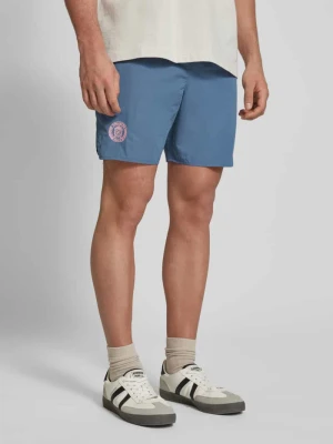 Szorty o kroju regular fit z wyhaftowanym logo PROHIBITED