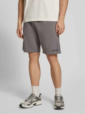 Szorty o kroju regular fit z wyhaftowanym logo REVIEW