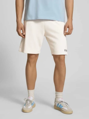 Szorty o kroju regular fit z wyhaftowanym logo REVIEW