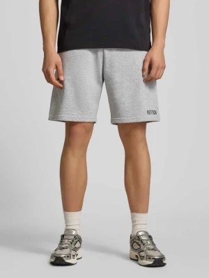 Szorty o kroju regular fit z wyhaftowanym logo REVIEW