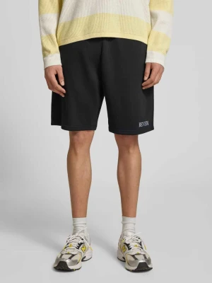 Szorty o kroju regular fit z wyhaftowanym logo REVIEW