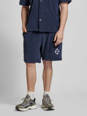 Szorty o kroju regular fit z wyhaftowanym motywem No Bystanders