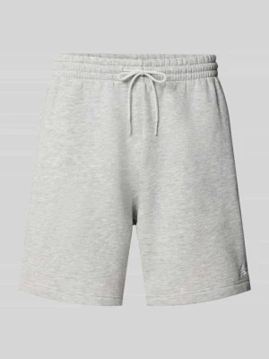 Szorty o kroju relaxed fit z wyhaftowanym logo New Balance