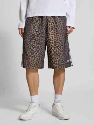 Szorty o kroju relaxed fit ze zwierzęcym nadrukiem na całej powierzchni adidas Originals