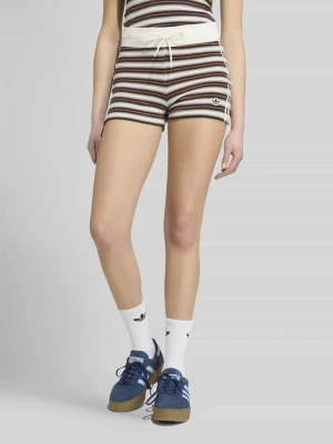 Szorty o kroju slim fit z aplikacją z logo adidas Originals