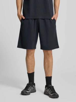 Szorty dresowe o kroju straight fit z fakturowanym wzorem REVIEW Czarny