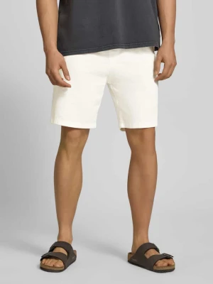 Szorty o kroju straight fit z kieszenią z tyłu REVIEW Złamany biały