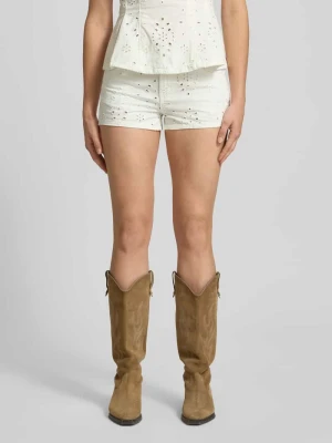 Szorty o kroju straight fit z kwiatowym ażurowym haftem Gina Tricot