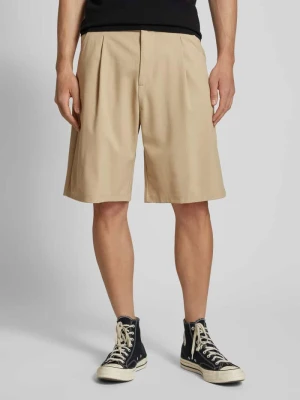 Szorty o kroju tailored fit z zakładkami w pasie REVIEW