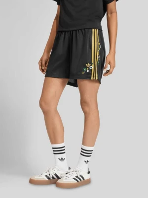 Szorty sportowe z kwiatową aplikacją adidas Originals