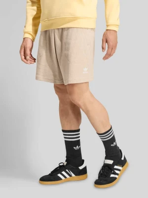 Szorty treningowe o kroju regular fit z elastycznym pasem adidas Originals Beżowy