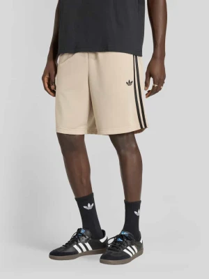 Szorty treningowe o kroju regular fit z wyhaftowanym logo adidas Originals Beżowy
