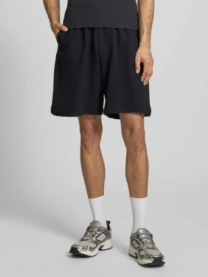 Szorty w kroju regular fit z elastycznym pasem Karl Kani