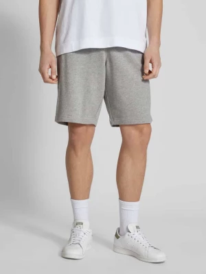 Szorty z dzianiny dresowej o kroju regular fit z efektem melanżu model ‘ESSENTIAL’ adidas Originals